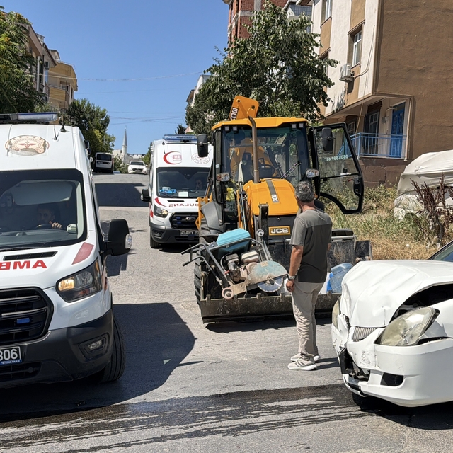 Kocaeli'de iş makinesiyle çarpışan otomobildeki 2 kişi yaralandı