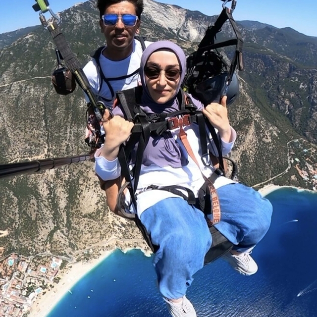Yürüme engelli Münire, yamaç paraşütü ile uçma hayalini gerçekleştirdi