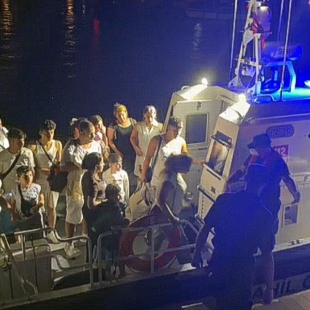 7 göçmen kaçakçısı ile 25 düzensiz göçmen yakalandı