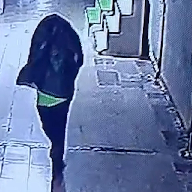 Tanınmamak için başına çöp poşeti geçirip yangın çıkaran şahıs kameralara y...
