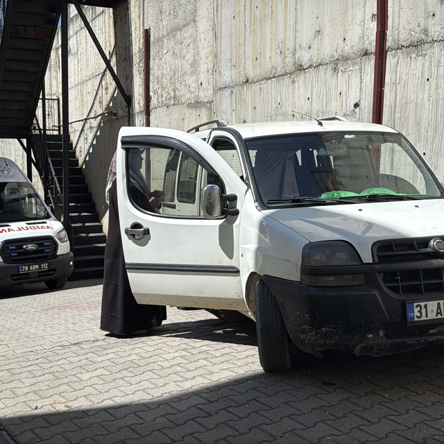 Karabük'te aracını iterken duvar ile araç arasında sıkışan kişi yaralandı