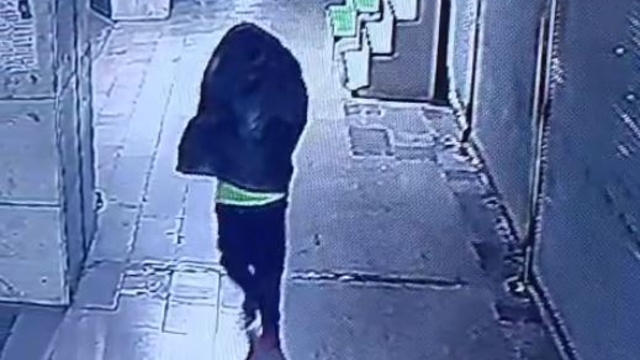 Çöp poşeti ile yüzünü saklayıp, çay ocağını yaktı; o anlar kamerada