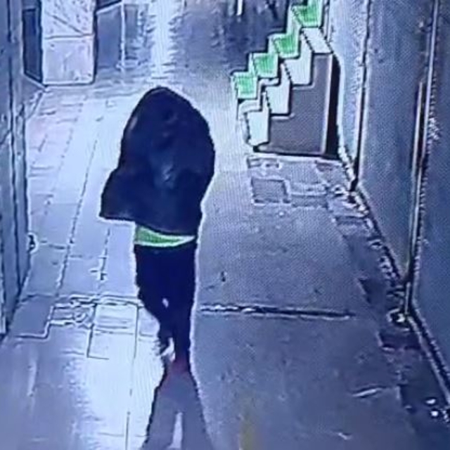 Çöp poşeti ile yüzünü saklayıp, çay ocağını yaktı; o anlar kamerada