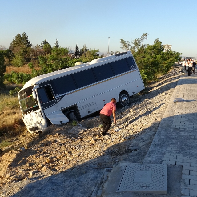 Lastiği patlayan servis aracı şarampole devrildi: 5 yaralı