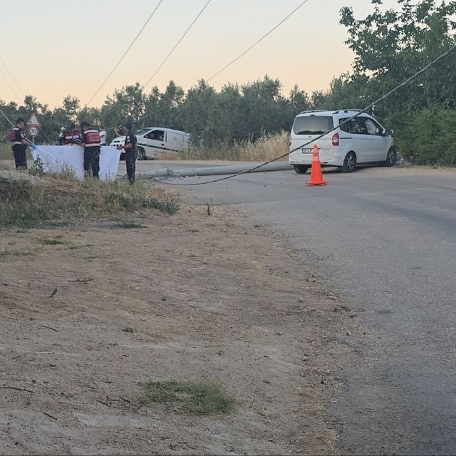 Kaza yapan sürücüye yardıma giderken elektrik akımına kapılıp, öldü