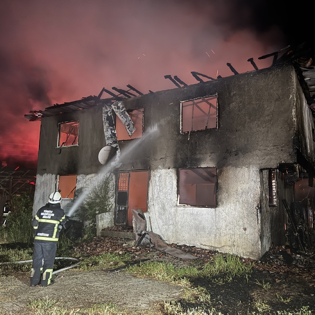 Kastamonu'da 2 katlı ev yandı