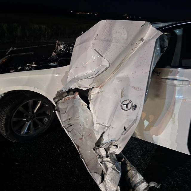 Sivas'ta traktöre çarpan Mercedes hurda yığınına döndü: 4 yaralı
