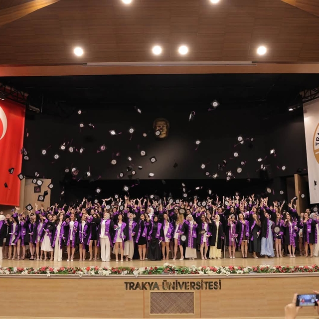 Trakya Üniversitesi Sağlık Bilimleri Fakültesinde mezuniyet töreni düzenlen...
