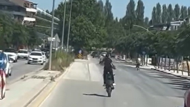 Kasksız ve plakasız şekilde önce tek teker üzerinde ilerledi, sonra kırımızı ışıkta geçti