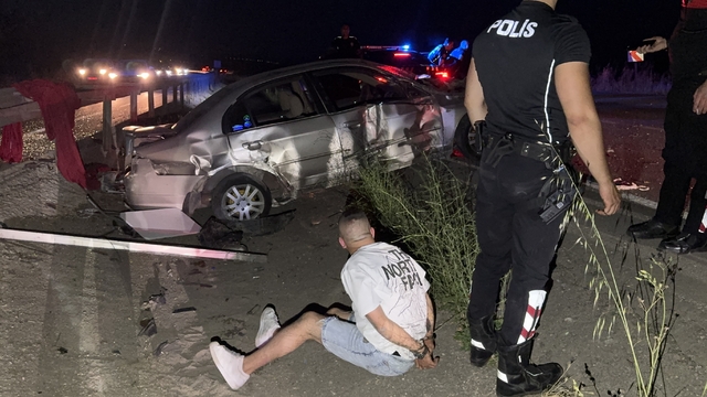 Bursa'da 100 kilometrelik kovalamaca bariyere çarpınca bitti
O kaçtı polis kovaladı, bir ilçeden başka ilçeye polisin amansız takibi 100 kilometre sürdü
Aracında ruhsatsız silah çıkan sürücüye 300 bin TL ceza kesilip, ehliyetine el konuldu, otomobil trafikten men edildi