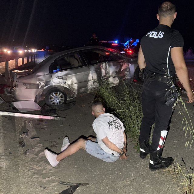 Bursa'da 100 kilometrelik kovalamaca bariyere çarpınca bitti
O kaçtı polis...