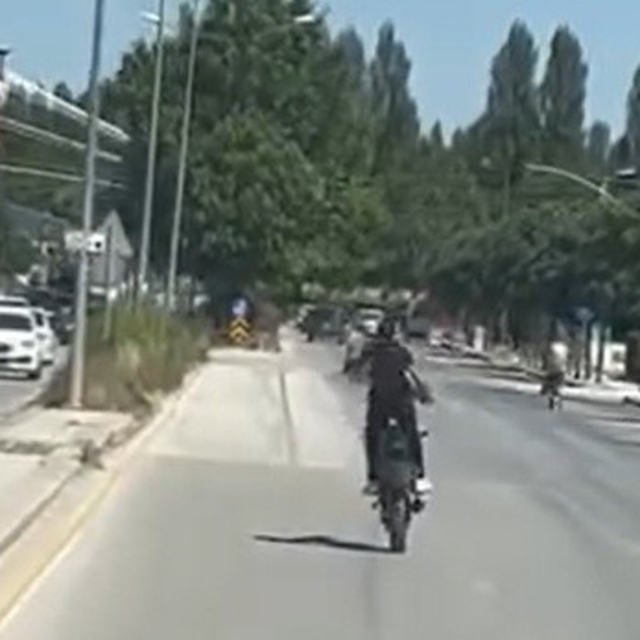 Kasksız ve plakasız şekilde önce tek teker üzerinde ilerledi, sonra kırımız...