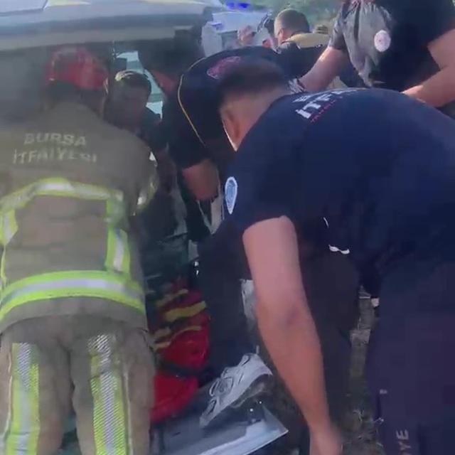 Gemlik'te işçi servisi ile otomobil çarpıştı: 15 yaralı