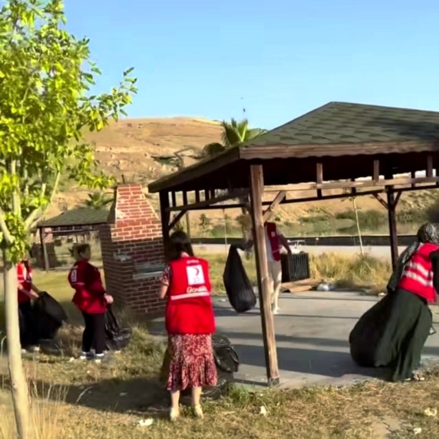 Cizre'de Kızılay gönüllülerinden çevre temizliği seferberliği