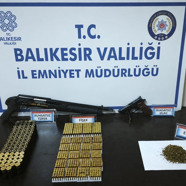 Erdek'te uyuşturucu ve silah operasyonu
Erdek'te 29 aranan şahıs yakalandı