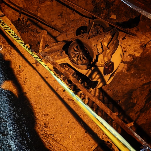 Adana'da dere yatağına devrilen otomobilin sürücüsü yaralandı