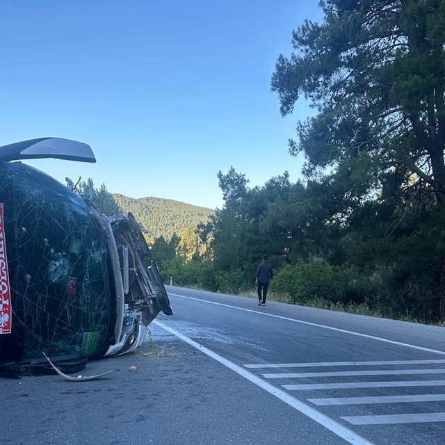 Antalya'da otobüs ile otomobilin çarpıştığı kazada 1 kişi öldü, 12 kişi yar...