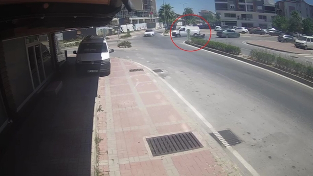 Kamyonete çarpmamak için fren yaptı, devrilen motosikletiyle sürüklenip yaralandı