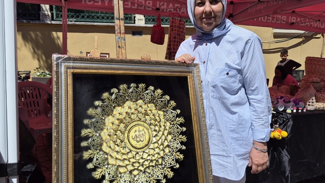 Ekran bağımlılığına el emeğiyle savaş açtı
62 yaşındaki Meral Koç'tan kadınlara çağrı: "Telefon kurcalamaktansa üretin"
62 yaşındaki ev hanımı azmiyle parmak ısırttı
62 yaşındaki Meral Koç'tan kadınlara sosyal medya tepkisi