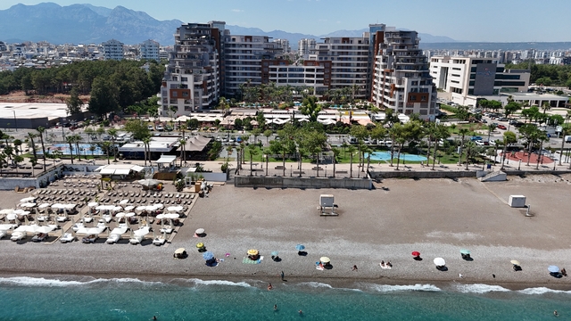 Antalya'da yargıya taşınan 20 bin TL'lik aidat krizinde yönetimden "16 milyon lira borç" savunması
Site yönetimi ek ödeme ve aidat kararının geçmiş dönemden kaldığı öne sürülen borçlar için alındığını savundu
Site yönetiminin avukatı Burak Yurtseven:
"Eski yönetim zamanında site en az 16 milyon lira borçlandırılmıştır"