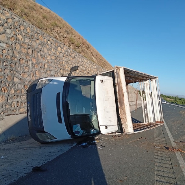 Elazığ'da kamyonet yan yattı: 2 yaralı