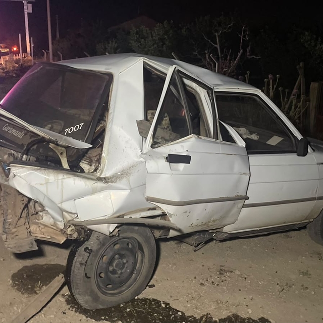 Hafif ticari araç, otomobile arkadan çarptı: 2 yaralı