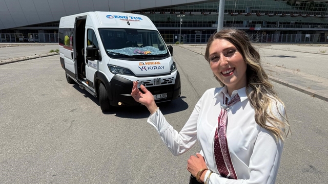 Eskişehir'de üniversite mezunu kadın servis şoförü 'olmaz' diyenlere inat direksiyon sallıyor
Pembe paspasları ve tespih koleksiyonuyla yolcularını taşıyor
Üniversite mezunu Özge Atkı: "Yolları çok seviyorum, gittim ehliyetimi büyüttüm"
"İlerleyen zamanlarda kendi tırımı alıp uzun yol tır şoförü olmak istiyorum"
"Bir kere ceza yedim, onun haricinde herhangi bir cezam yok"