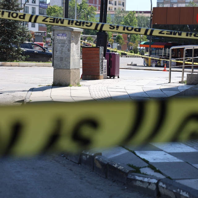 Banka önünde şüpheli valiz alarmı
Elazığ'da şüpheli valiz, fünye ile patlat...