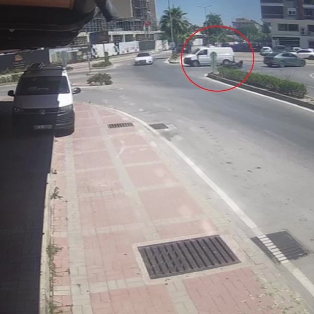 Kamyonete çarpmamak için fren yaptı, devrilen motosikletiyle sürüklenip yar...