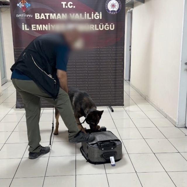 Valize emdirilmiş uyuşturucuyu 'Mailo' buldu