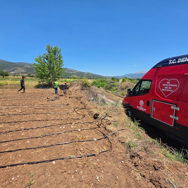 Denizli Büyükşehir tarlalara soğuk su ve limonata ulaştırdı