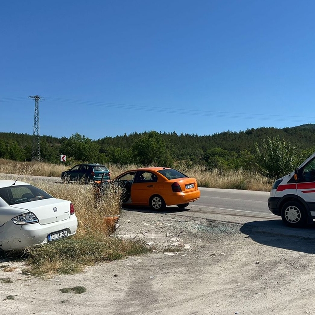 Boyabat'ta iki otomobilin çarpıştığı kazada 1 kişi yaralandı