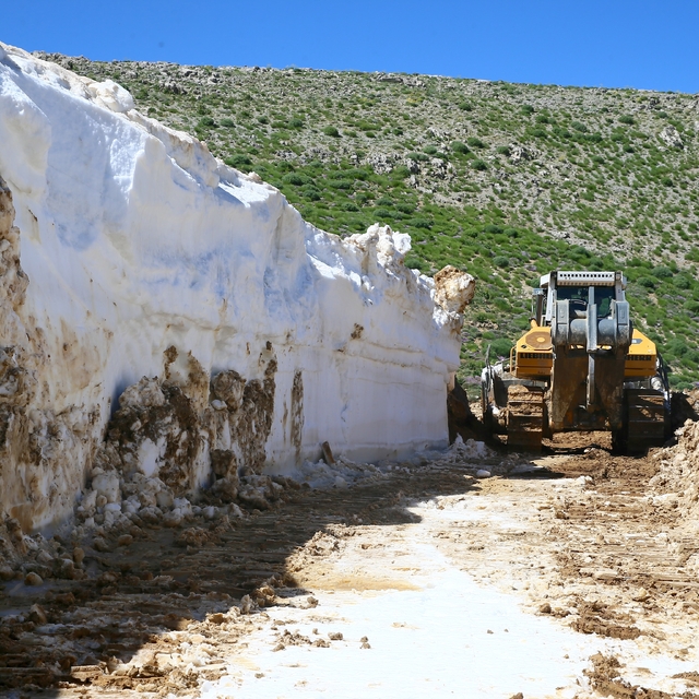 Muş'ta temmuzda da ekiplerin kar mesaisi sürüyor