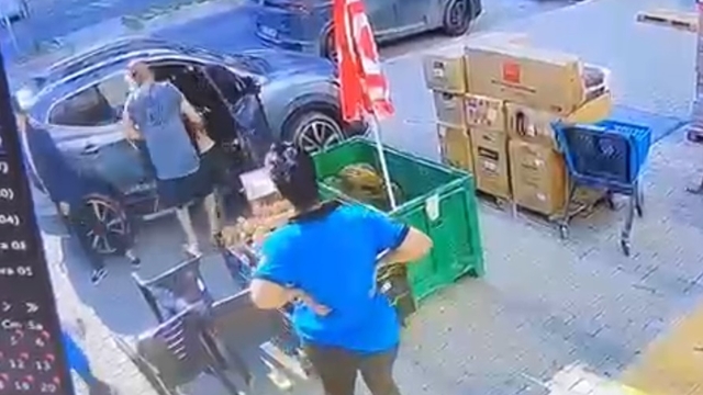 Erkek arkadaşı tarafından sokak ortasında darbedildi; olay kamerada