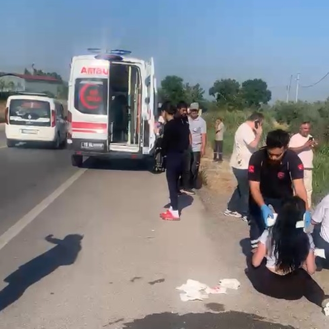 Gemlik'te işçi servis minibüsüyle otomobil çarpıştı; 15 yaralı