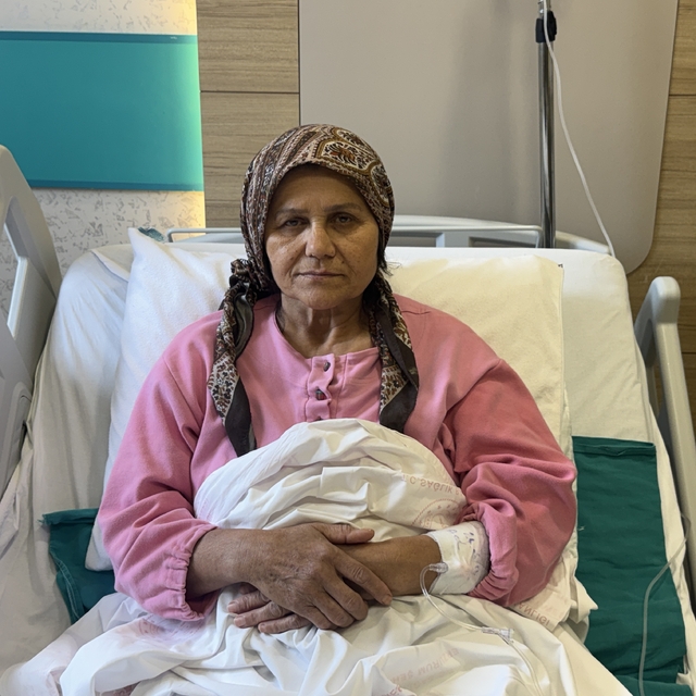 Menisküs ameliyatından kaçtı, diz ağrısı için sardığı ot bacaklarını yaktı