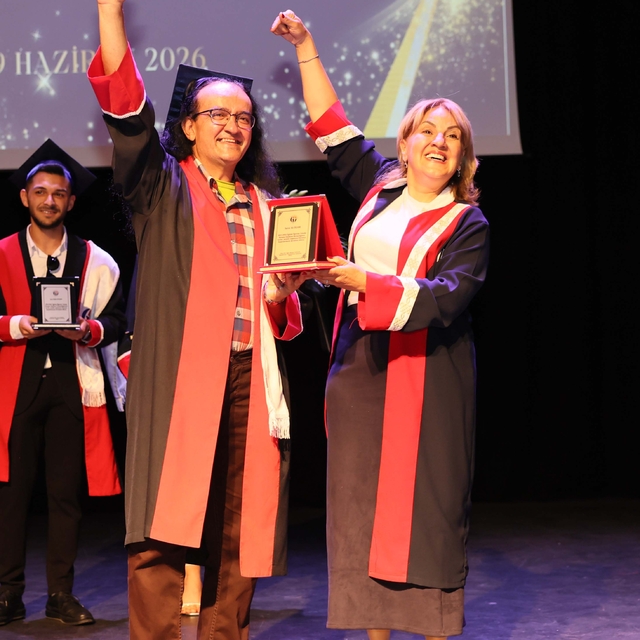Annesinin isteğini yerine getirdi, üniversitede 4 bölümden 3'ünü birincilik...