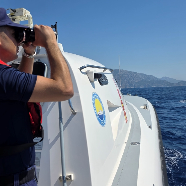 Marmaris açıklarında batan göçmen botunda kayıp 2 kişiyi arama çalışmaları...