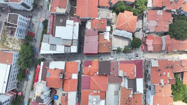 Uşak'ta Kurtuluş ve Yeşil Karaağaç mahallelerinde zemin taşları yenileniyor