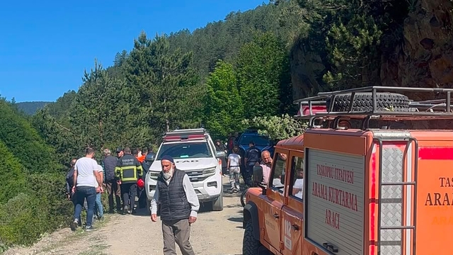 100 metrelik uçuruma yuvarlanan otomobildeki 2 kişi öldü