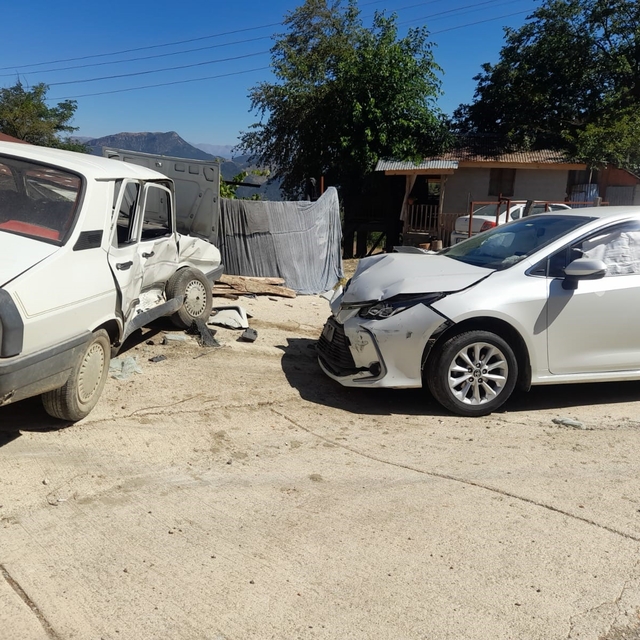 Adana'da otomobiller çarpıştı: 2 yaralı