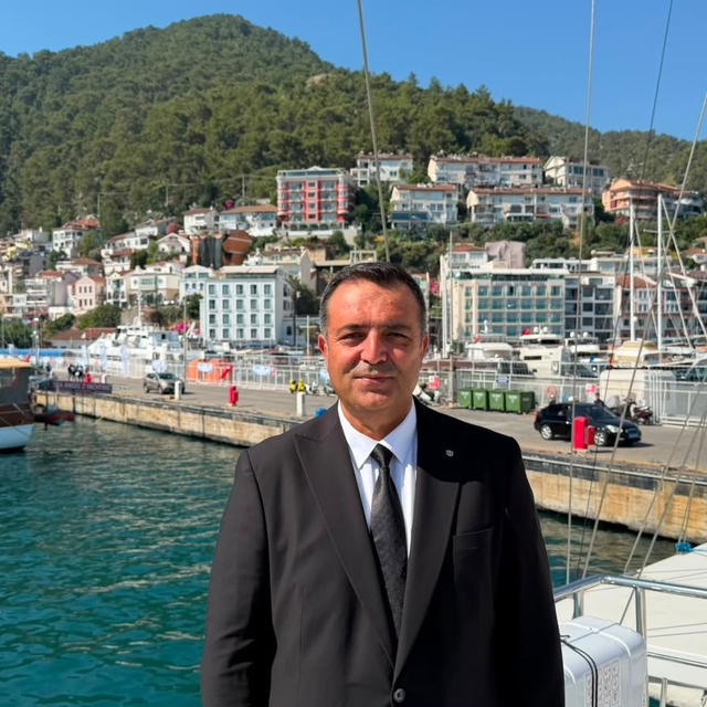 Fethiye'de şehit denizciler anısına denize çelenk bırakıldı