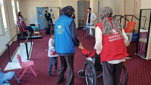 Hamur Gençlik Merkezi'nden özel öğrencilere anlamlı ziyaret