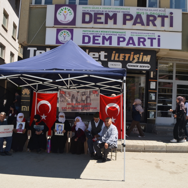 Muşlu aileler, DEM Parti önündeki eylemlerini sürdürdü