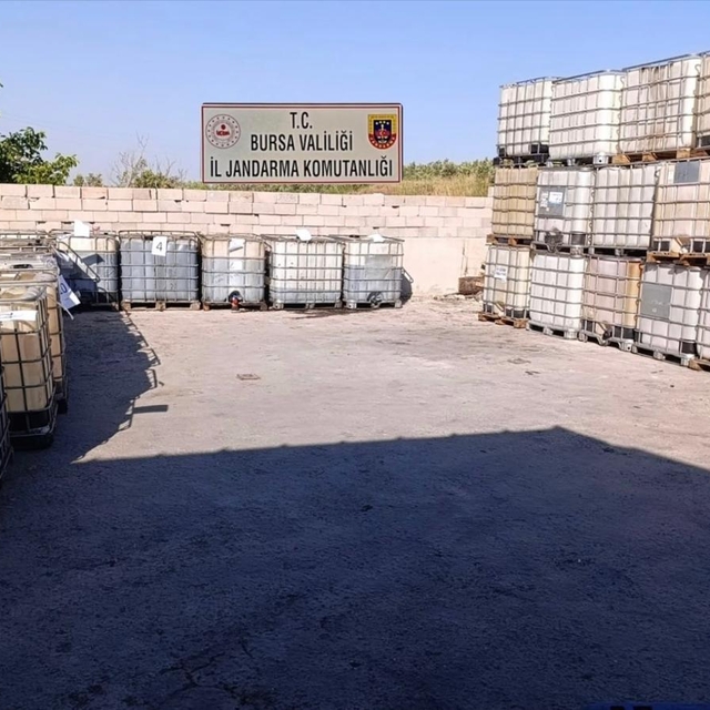 10 milyon TL'lik kaçak akaryakıtı piyasaya sürmeye hazırlanan 5 şüpheli göz...