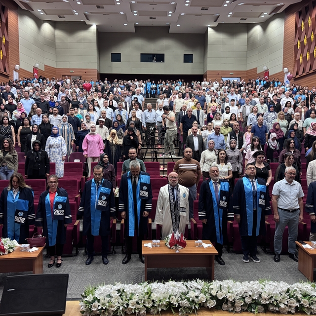 KAYÜ Uygulamalı Bilimler Fakültesi'nde mezuniyet sevinci