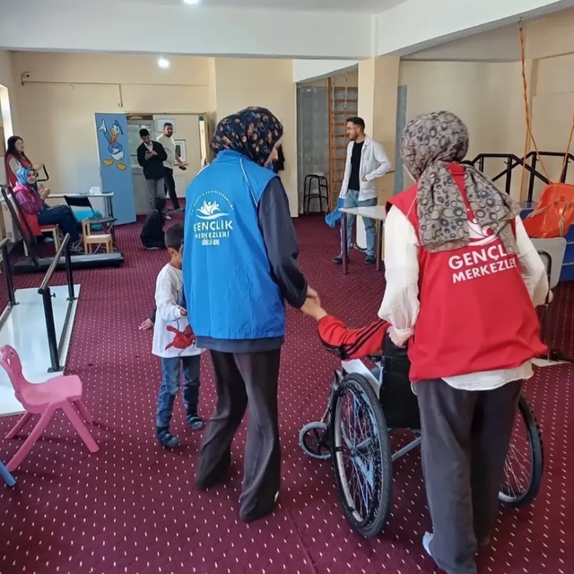 Hamur Gençlik Merkezi'nden özel öğrencilere anlamlı ziyaret