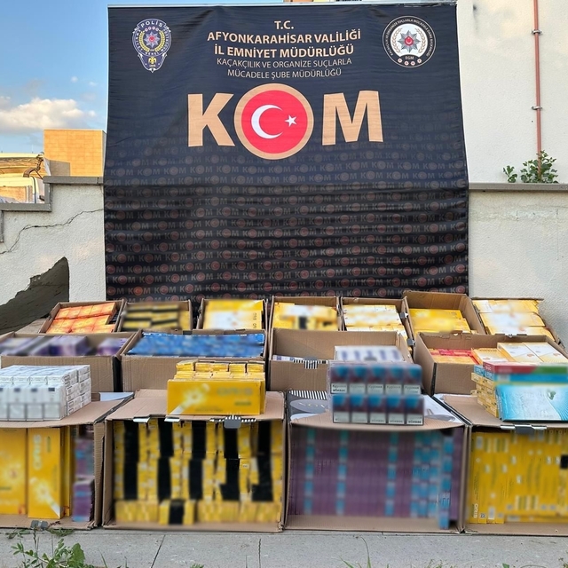 Polis durdurduğu tırda 13 bin 140 paket gümrük kaçağı sigara ele geçirdi