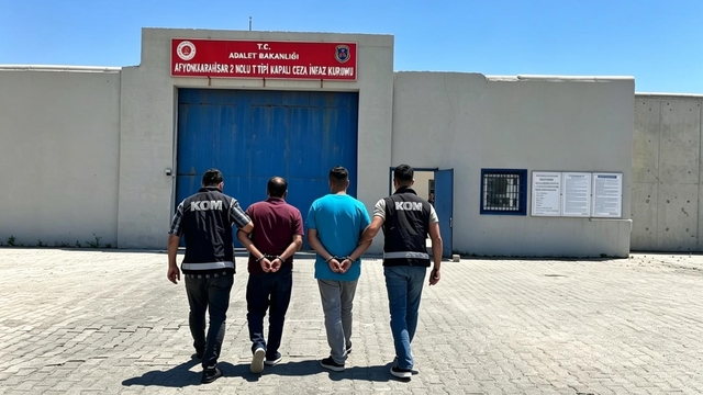 Kaçakçılık suçundan aranan 2 şahsı polis yakaladı