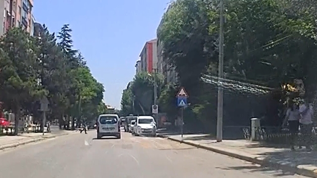Yaya geçidinde dur işareti yaptığı araç durmayınca arkasından kovaladı